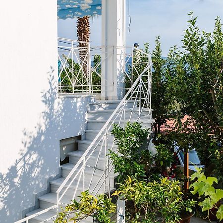 Aparthotel Μeltemi Glífa Esterno foto